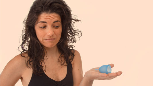 Quanto tempo posso ficar com o coletor menstrual? Veja o tempo recomendado e como não esquecer de trocar 🩸