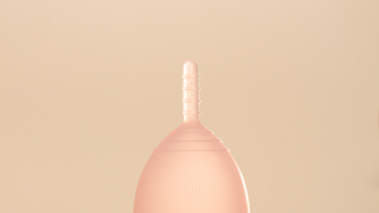 Não puxa pela haste, mana! 🫣 Aprenda o jeito certo de tirar o coletor menstrual