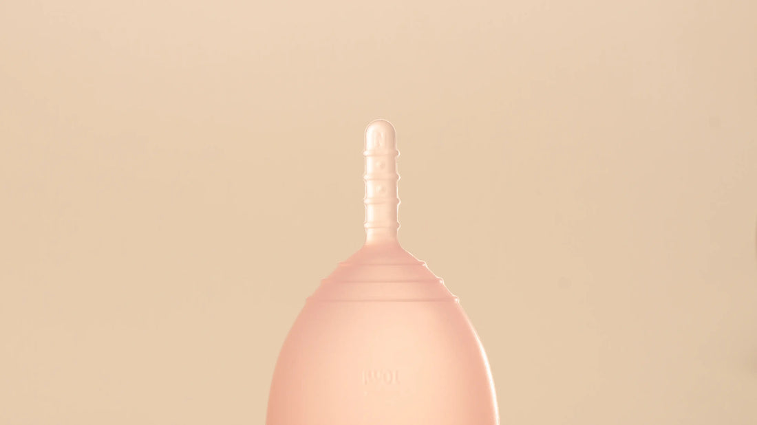 Não puxa pela haste, mana! 🫣 Aprenda o jeito certo de tirar o coletor menstrual Korui