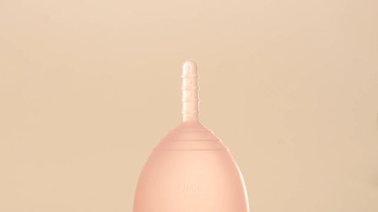 Não puxa pela haste, mana! 🫣 Aprenda o jeito certo de tirar o coletor menstrual Korui
