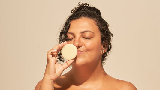 Hidratante corporal pode ser usado no rosto? Dá espinha?