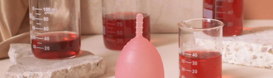Como limpar o seu coletor menstrual em um banheiro público: 3 formas simples Korui